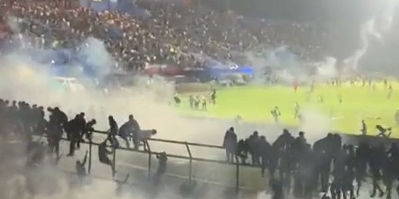 Rekonstruksi Kanjuruhan: Suruh 40 Ribu Polisi Duduk di Stadion, Tembakkan Gas Air Mata
